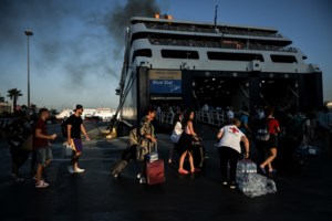 Αδειάζει η Αθήνα: Το αδιαχώρητο στα λιμάνια Πειραιά, Ραφήνας και Λαυρίου [εικόνες] - εικόνα 5