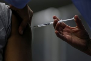 AstraZeneca - Επίσημο: Πιθανή παρενέργεια του εμβολίου το σύνδρομο Guillain-Barré