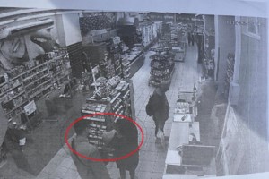 Βίντεο ντοκουμέντο από τη στιγμή της αρπαγής του μωρού που βρέθηκε δίπλα σε κάδους απορριμμάτων στον Άλιμο - εικόνα 5