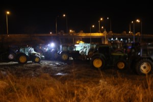 Καρδίτσα: Πορεία με τρακτέρ από τους αγρότες στην κεντρική πλατεία [εικόνες - βίντεο]