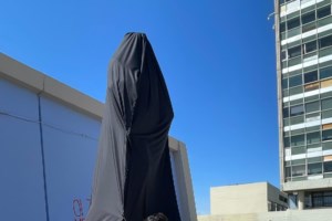 Θεσσαλονίκη: Κρατούσαν αιχμάλωτη 24χρονη - "Ακούω τρένα" είπε ψιθυριστά από το κινητό της στην ΕΛ.ΑΣ