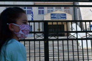 Άνοιγμα σχολείων: Πώς από τις δύο μάσκες ανά μαθητή, φθάσαμε στη μία... και αν προλάβουν