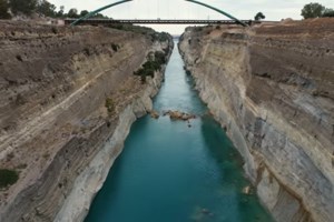 Αρτολίθια: Η εκπληκτική παραλία της Ηπείρου με τους φυσικούς κυματοθράυστες που είναι πάντα "λάδι" [βίντεο]