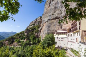 Καλάβρυτα: Αυτός είναι ο ηγούμενος της Μονής Σπηλαίου που συνελήφθη - Πώς τον παγίδευσε μυστική αστυνομικός - εικόνα 2