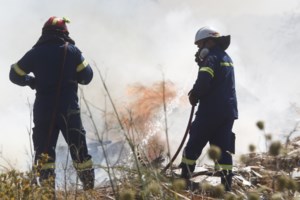 Χωρίς ενεργό μέτωπο η φωτιά στο Σχιστό Κορυδαλλού - Σηκώθηκαν δύο ελικόπτερα [βίντεο]