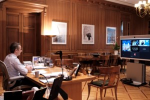 Το Politico "πυροβολεί" την φον Ντερ Λάιεν για το φιάσκο με τα εμβόλια: Eίναι στον κόσμο της - εικόνα 2