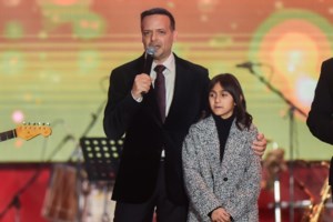 Βίντεο: Πακιστανός κρατά μαχαίρι και σημαία Παλαιστίνης με φόντο την Ακρόπολη