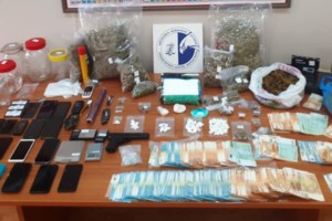 Σπείρα "ξετρύπωσαν" στα Χανιά οι Αρχές - Όπλα, πυρομαχικά και λαθραίος καπνός [Εικόνες] - εικόνα 4