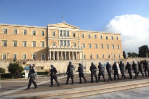 Επέτειος Γρηγορόπουλου: Πολίτες αφήνουν λουλούδια στο μνημείο στα Εξάρχεια [βίντεο] - εικόνα 2
