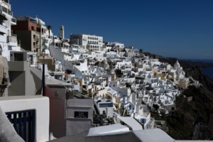 Μετά την Ίο επικίνδυνη πρόκληση και στη Σαντορίνη: Σφηνάκι και "ξύλο" στα μπαρ - Επιδημία η "μόδα" του χαστουκιού [Βίντεο] - εικόνα 3