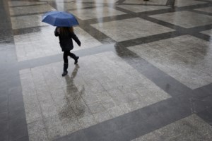 "Βούλιαξαν" οι παραλίες της Αττικής - Αποστάσεις κρατούν οι λουόμενοι (εικόνες, βίντεο)