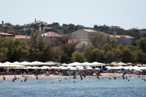 Αστυνομικοί με… βερμούδες και ποδήλατα θα περιπολούν στις παραλίες