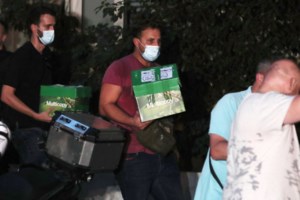 Κολωνάκι: Με μαύρες σακούλες απομάκρυναν οι αστυνομικοί τον βαρύ οπλισμό από την αποθήκη - Πάνω από 5 ώρες οι έρευνες