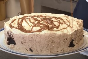 Το τοπ καλοκαιρινό γλυκό: Cheesecake με riccota και σάλτσα από βατόμουρα