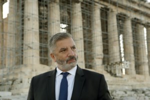 Εξαλλη η Ακρίτα με Πατούλη για την πολυτελή BMW: Καλεί τον Κ. Μητσοτάκη να τον "μαζέψει"