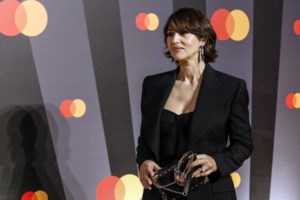 Μόνικα Μπελούτσι: Με εφαρμοστή, δαντελένια τουαλέτα η νέα εμφάνιση της πανέμορφης ηθοποιού