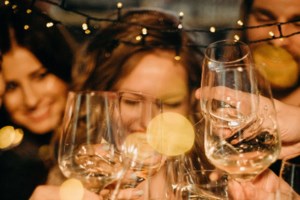 Σοκ στην Πάτρα: 18χρονος έπεσε από τον 3ο όροφο γνωστού ξενοδοχείου-Πληροφορίες για διαπληκτισμό με μέλος της παρέας του - εικόνα 4