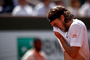 Σύσσωμο το Twitter κατά του Τσιτσιπά: Έβρισε και έδιωξε τη μαμά του από το γήπεδο - "Είσαι "μ@@@μένη;" - εικόνα 2