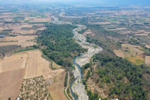 Αποκαρδιωτικό: Στέρεψε και ο Πηνειός - Κάτοικοι περνάνε μέσα από τον ποταμό για να κόψουν δρόμο [εικόνες-βίντεο]