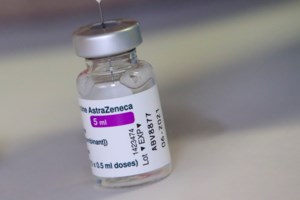 Εμβόλιο AstraZeneca: Tα παράδοξα της απόφασης της επιτροπής εμβολιασμών -  Οι αντιδράσεις των ειδικών - εικόνα 2