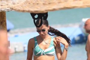 Ολυμπία Χοψονίδου: Με athleisure look στη Μύκονο - Πώς συνδύασε πουκάμισο με φόρμα & επώνυμη τσάντα