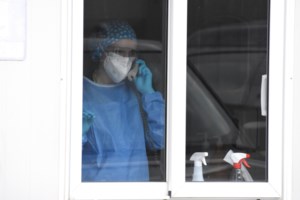 Κορονοϊός - έρευνα: Η μοναξιά του ασθενούς και η αγωνία των συγγενών έξω από τις ΜΕΘ - εικόνα 2