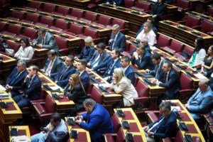 Βουλή: Ψηφίστηκε το εργασιακό νομοσχέδιο - Με 158 ψήφους "υπέρ" και 138 "κατά" - εικόνα 2