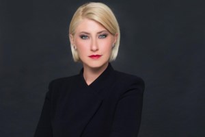 Βάσω Νικοπολίδη: Η βραδινή εμφάνιση με απίθανο βελούδινο jumpsuit, Jimmy Choo τσάντα και το στιλιστικό λάθος - εικόνα 10