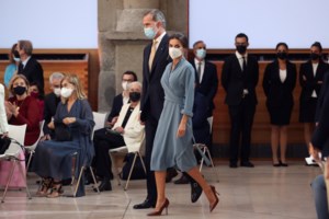 Η βασίλισσα με τα τζιν: Το φθινοπωρινό look της Ράνιας με ψηλόμεσο denim παντελόνι