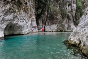 Αντίπαξοι: Η κρυμμένη μαγική παραλία με τα επιβλητικά βράχια και τα ολόλευκα βότσαλα - Ονειρεμένο τοπίο [βίντεο] - εικόνα 2