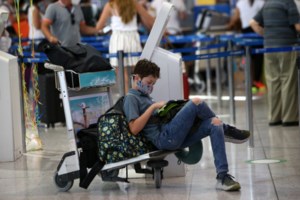 Κορονοϊός: Γιατί οι ανεμβολίαστοι έφηβοι θα μπαίνουν μόνο με rapid test στους κλειστούς χώρους της εστίασης