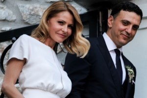 Τζένη Μπαλατσινού: Στα κατακόκκινα σε βραδινή έξοδο με θέα την Ακρόπολη