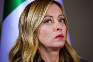 Ιταλία: Χαμός με την Τζόρτζια Μελόνι να κρύβεται μέσα στο σακάκι της [βίντεο] - εικόνα 2