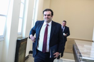 Κατατίθεται στη Βουλή ο προϋπολογισμός του 2026: Μείωση φόρων για μεσαία τάξη, νέους και οικογένειες με παιδιά