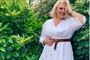 Ακομπλεξάριστη η Δανάη Μπάρκα: Ποζάρει με μπικίνι και στέλνει το μήνυμά της [Εικόνες]