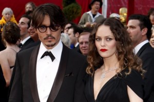 Σοκάρουν οι νέες φωτογραφίες του Τζόνι Ντεπ: "Λιώμα" στο πάτωμα - Έγραφε στο καθρέφτη με το αίμα του [Βίντεο] - εικόνα 9