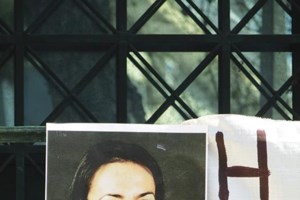 "Βράζει" η Μεσσήνη: 1.500 άτομα στην κηδεία του 18χρονου Ρομά - Πετροπόλεμος και δακρυγόνα με τα ΜΑΤ [βίντεο]