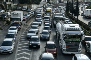 Ρέθυμνο: Αυτοκίνητο έπεσε σε τεράστια λακούβα των έργων στον ΒΟΑΚ [εικόνα]