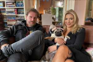 Γιάννα Αγγελοπούλου: Νέα ανατρεπτική εμφάνιση με παραδοσιακό γιλέκο και τζιν παντελόνι - εικόνα 3