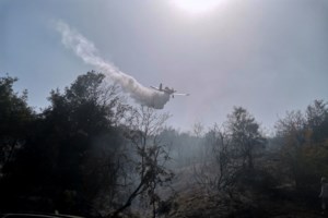 Πυρκαγιά στην Κέρκυρα: Η φωτιά καίει κοντά σε σπίτια στην Αγία Γουργή - Επιτόπου επίγειες και εναέριες δυνάμεις [Βίντεο] - εικόνα 2