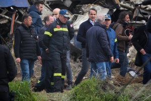 Η τραγωδία στα Τέμπη εκτροχιάζει και τις πολιτικές εξελίξεις: Παραίτηση Καραμανλή και σενάρια μικρής αναβολής των εκλογών