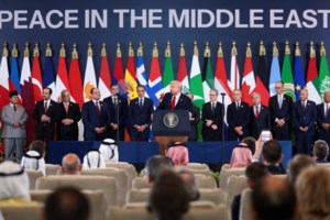 "Ευχαριστούμε": Οι Ισραηλινοί υποδέχτηκαν τον Τραμπ στο Τελ Αβίβ με ένα γιγαντιαίο πανό σε παραλία [βίντεο]