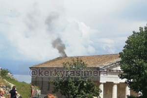 Φωτιά στα Μέθανα: Επιχειρούν ισχυρές δυνάμεις της Πυροσβεστικής