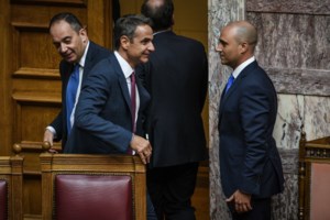 Η φωτογραφία που εξόργισε: Ο Μπογδάνος καταθέτει στεφάνι στο Βίτσι με βασιλόφρονες και Χρυσή Αυγή - εικόνα 3