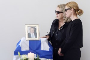 Λένα Παπαληγούρα: "Ο πατέρας μου έφυγε κρατώντας το χέρι της συντρόφου του, η ανακουφιστική φροντίδα είναι δικαίωμα"