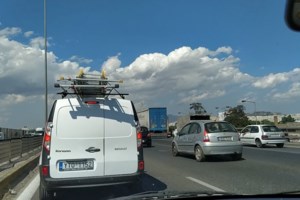 Λεωφόρος Κηφισού: Ανατροπή φορτηγού στον παράδρομο - Έσπασε τις προστατευτικές μπάρες - εικόνα 4