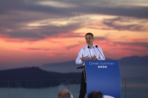 Στα έργα αναβάθμισης του αεροδρομίου της Σαντορίνης ξεναγήθηκε ο Κυριάκος Μητσοτάκης