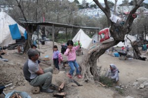 Ο πρωθυπουργός στο αεροδρόμιο, μαζί με 50 προσφυγόπουλα που έφυγαν για Γερμανία [εικόνες] - εικόνα 2