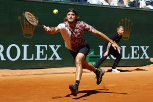 Μουζέτι-Τσιτσιπάς 1-2: Στον τελικό της Βαρκελώνης μετά από μάχη