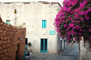 Η απόκοσμη "Μαύρη Τρύπα" της Μάνης και το μικρό δάσος στο εσωτερικό [βίντεο]